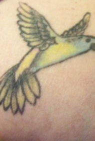 腿部彩色黄色的蜂鸟纹身图片