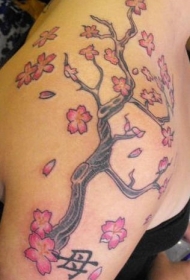肩部彩色樱花树与汉字纹身图案