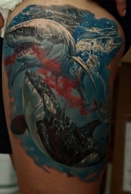 现实主义风格的彩色大腿血腥鲸鱼纹身图案