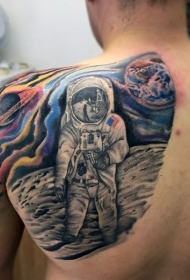 男性肩上彩色的太空人纹身图案