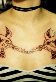 胸部棕色麻雀骨架与英文纹身图案
