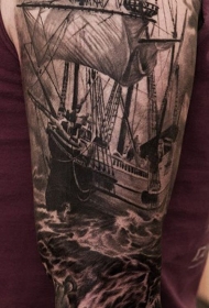 肩部黑棕色海盗船和头骨纹身图片