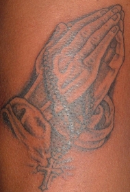 手臂黑灰念珠祈祷手纹身图案