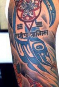 部落彩色肩部标志纹身图案
