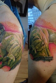 肩部漫画风彩色愤怒的绿巨人纹身图案