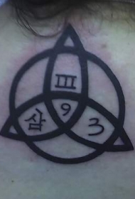 肩部黑色三位一体符号与文字纹身