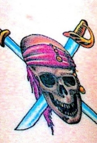 手臂彩色海盗骷髅剑纹身图案