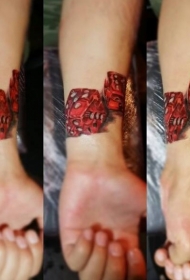 超现实的红色骰子手腕纹身图案