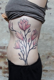 女性腰侧彩色大花纹身图案