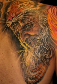 肩部彩色逼真的老人肖像纹身图案