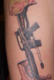 手臂彩色军事枪支纹身图案