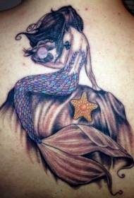 背部彩色美人鱼与海星纹身图案