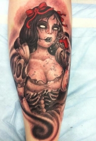 腿部恐怖的僵尸妇女与苹果纹身