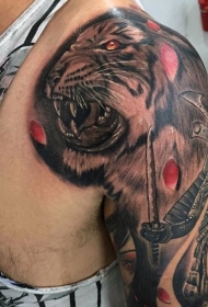 逼真的彩色肩膀老虎与武士纹身图案