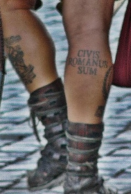 腿部黑色拉丁文字母纹身图案