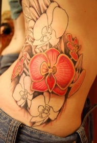 女性腰侧彩色兰花纹身图案