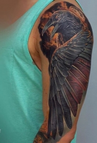 男性肩部逼真彩色乌鸦纹身图片