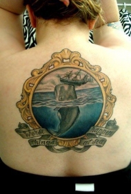 女性背部彩色鲸翻船纹身图案