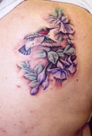 腿部彩色紫罗兰与蜂鸟纹身图案