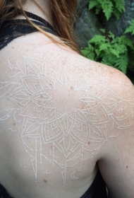 令人印象深刻的白色墨水画花卉纹身图片