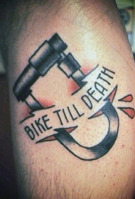 腿部彩色自行车锁和字母纹身图片