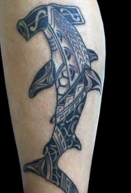 手臂彩色锤头鲨图腾纹身图案