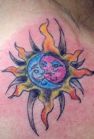 肩部彩色太阳和月亮符号纹身图片