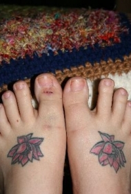 女性脚部彩色莲花纹身图案