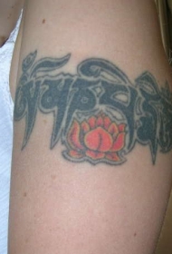 手臂印度教符号与莲花纹身图片