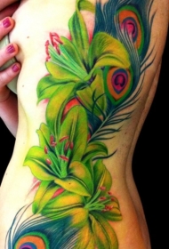 女性肋骨上彩色百合花纹身图案