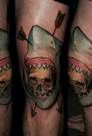 新传统彩色膝盖鲨鱼与箭头纹身图案