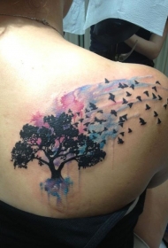 肩部水彩画树木和鸟类纹身图案