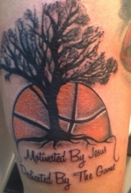 纪念式彩色大腿纹身树与篮球纹身