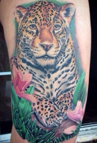 肩部彩色逼真的豹子纹身图案