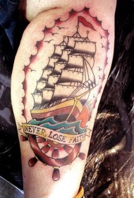 手臂彩色传统大船和题词纹身图案