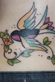 腰部彩色飞翔的燕子纹身图案