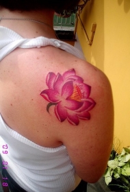 女性肩上的粉红莲花纹身图片