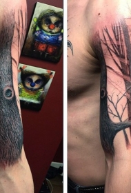 逼真的肩部大树与乌鸦纹身图案
