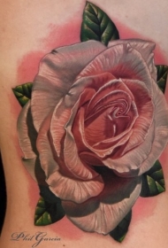腰侧逼真的彩色大玫瑰纹身图案