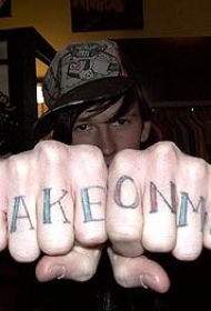 男性手指英文字母纹身图案