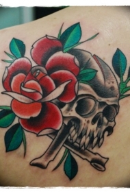 肩部彩色老派风格的红玫瑰骷髅纹身
