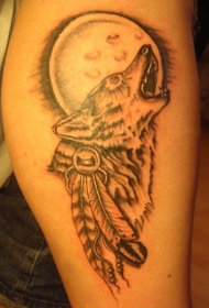 手臂棕色Wolf tattoo狼与月亮纹身