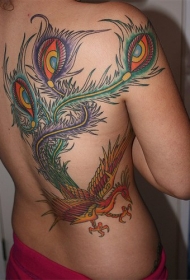 女性背部彩色凤凰大纹身图案