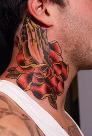 男性脖子old school红玫瑰与祈祷手纹身