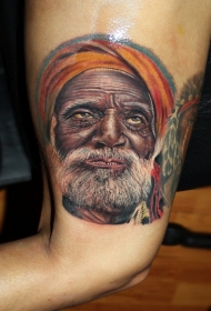 现实主义风格的彩色胡子老人纹身