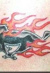 肩部彩色奔跑的火马纹身图案