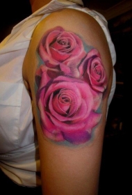 肩部彩色三朵漂亮的玫瑰纹身图片