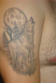 肩部灰色狼和满月纹身图案