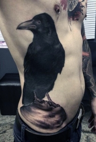 腰侧黑色的乌鸦与石头纹身图案