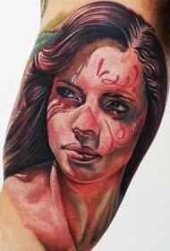 手臂彩色惊人的女人肖像纹身图案
